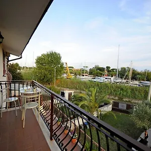 A La Vue Bagno Condiviso Shared Both2piano No Lift No Navetta A Pagamento Aria Condizionata Ed Extra Bed 3 Minuti A Piedi Da Bus Per Fiera Di Roma Гостевой дом Фьюмичино